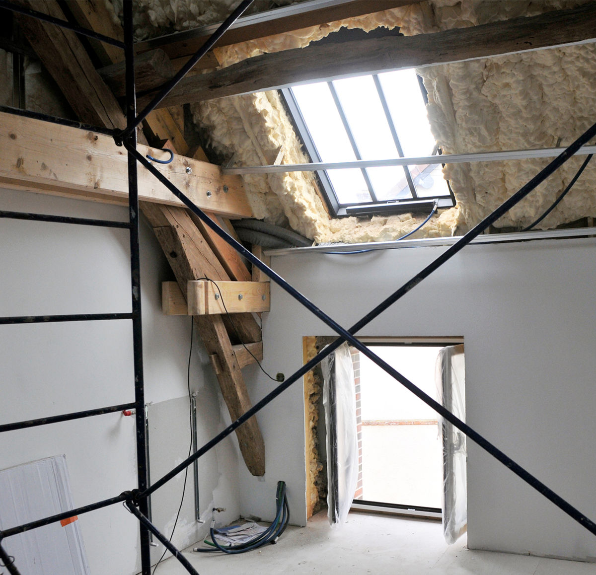 Xavier Ingrand vous conseille et vous accompagne dans vos projets d'isolation intérieure (doubalge des murs et de la toiture) et extérieure (isolation thermique et isolation phonique). Nous intervenons à Dreux, en Eure-et-Loir (28) et dans les Yvelines (78).